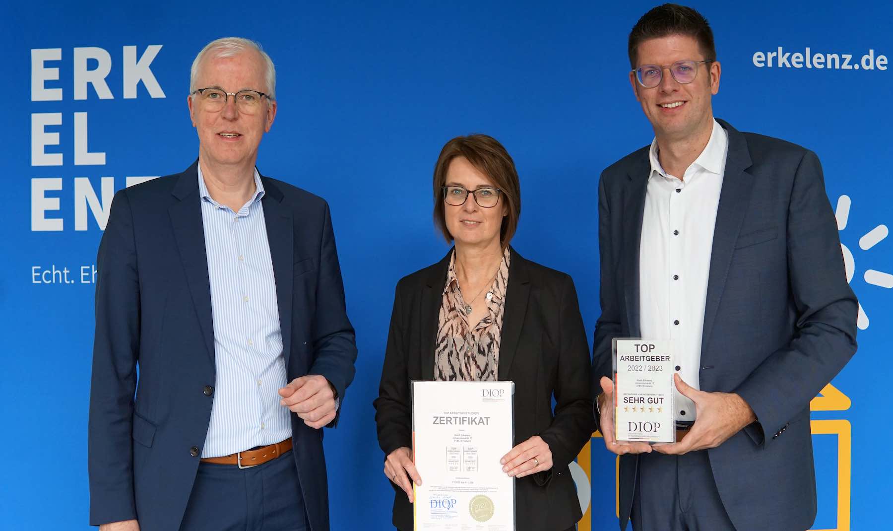 Bildunterschrift: (v.l.n.r.) Dr. Hans-Heiner Gotzen, Erster Beigeordneter der Stadt Erkelenz, Heike Arndt, Leitung des Personalamtes und Bürgermeister Stephan Muckel freuen sich über die Zertifizierung „TOP Arbeitgeber“. Bildunterschrift: (v.l.n.r.) Dr. Hans-Heiner Gotzen, Erster Beigeordneter der Stadt Erkelenz, Heike Arndt, Leitung des Personalamtes und Bürgermeister Stephan Muckel freuen sich über die Zertifizierung „TOP Arbeitgeber“.